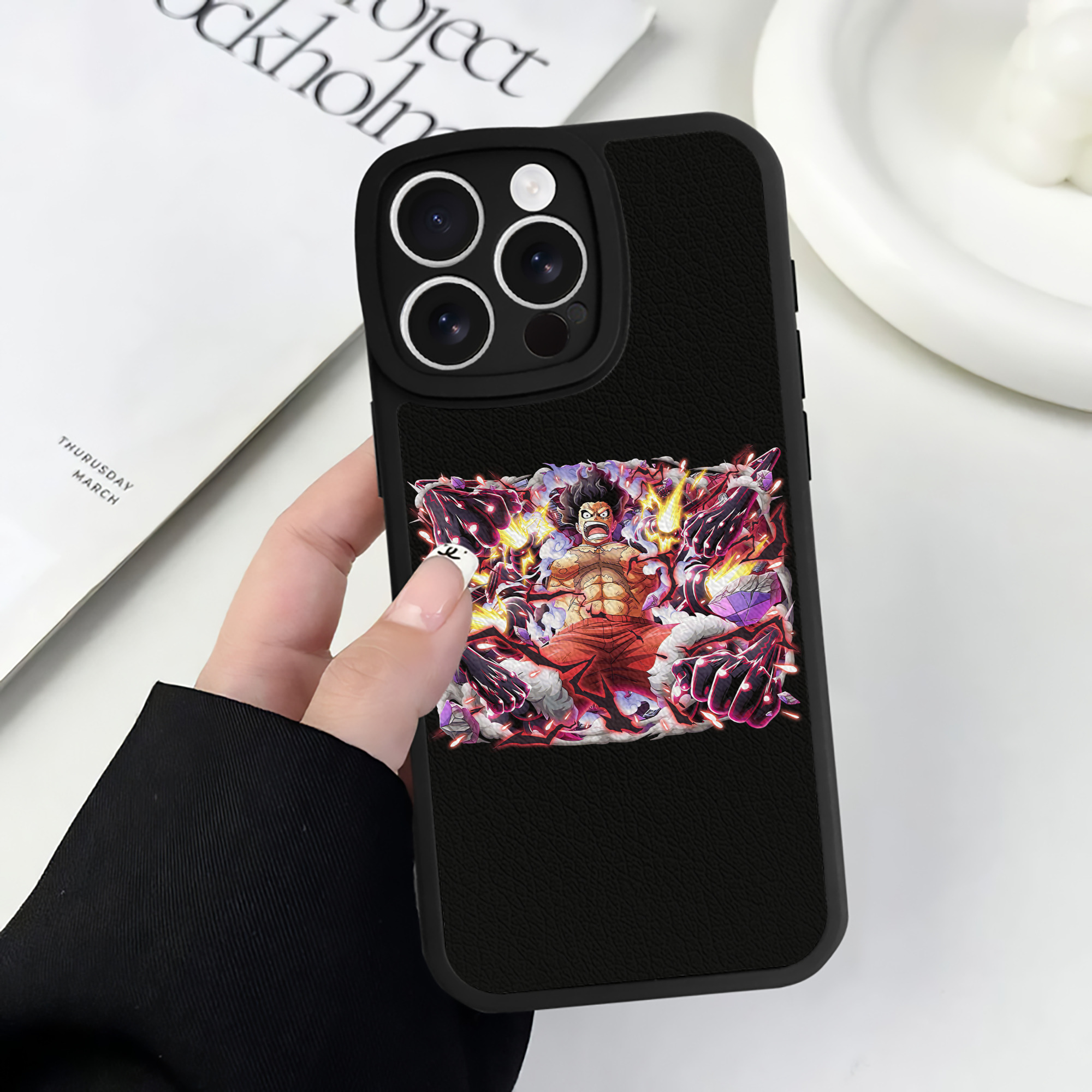 （画像用） ワンピース モンキー・D・ルフィ ONE PIECE Monkey D. Luffy 【iPhone 16シリーズ対応】シリコンスマホケース（レザー調） 材質：シリコン